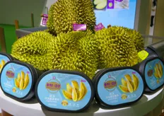 佳沃鑫荣懋展柜，展示出榴莲。/ Durian on display under the Joy Wing Mau Joyvio brand.